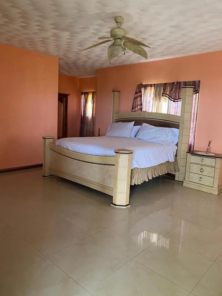 רנאוויי ביי The Mansion Villa בית אירוח