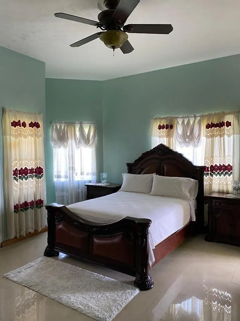 רנאוויי ביי The Mansion Villa בית אירוח רנאוויי ביי